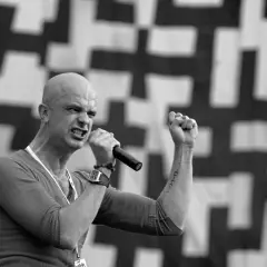 Łzy bez sensu nieważne - głęboka analiza tekstu i znaczenia piosenki