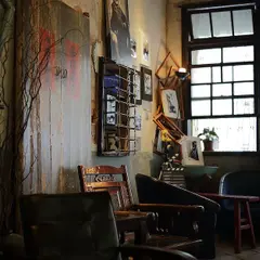  Lampy stojące retro - vintage z abażurem i eleganckim stylem w Twoim wnętrzu