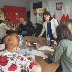 Praca u podstaw: Idea, która zmieniła Polskę. Czy działa dziś?