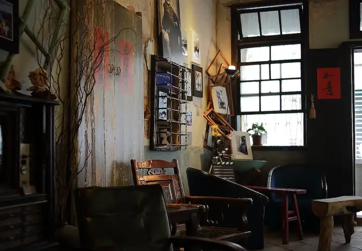  Lampy stojące retro - vintage z abażurem i eleganckim stylem w Twoim wnętrzu