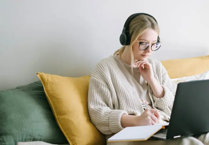 Najlepsze Kursy Online dla Dziennikarzy: Recenzja i Ranking