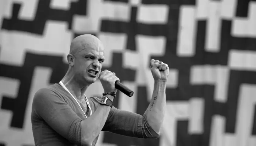 Łzy bez sensu nieważne - głęboka analiza tekstu i znaczenia piosenki
