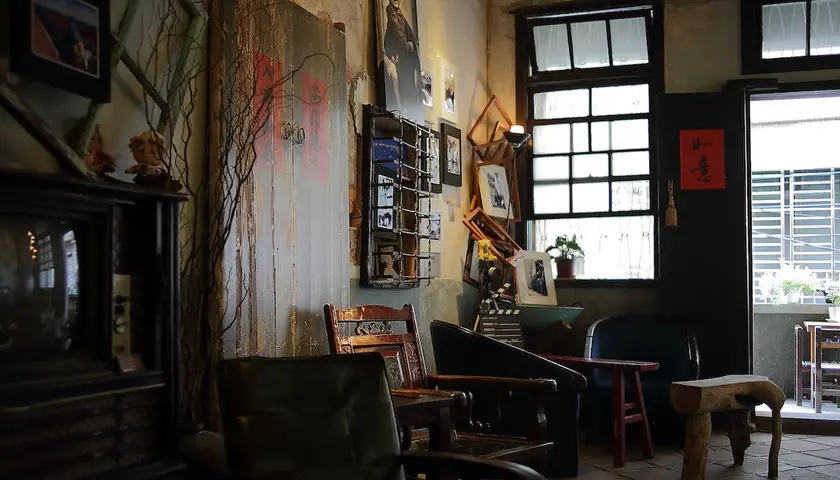  Lampy stojące retro - vintage z abażurem i eleganckim stylem w Twoim wnętrzu