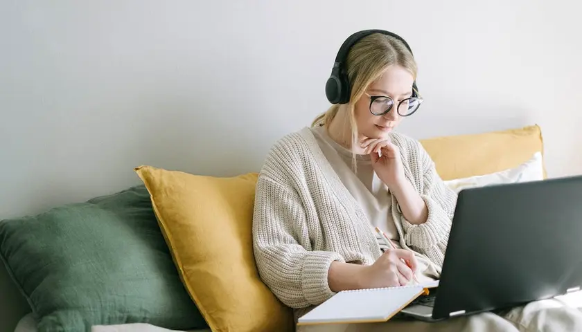 Najlepsze Kursy Online dla Dziennikarzy: Recenzja i Ranking
