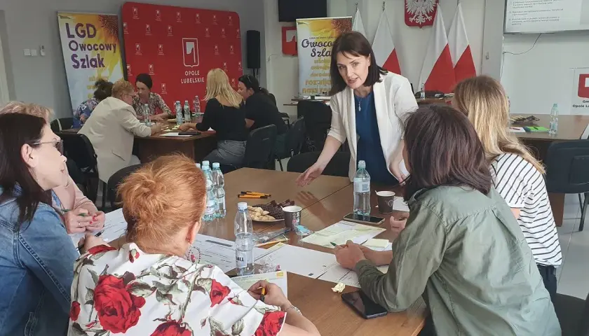 Praca u podstaw: Idea, która zmieniła Polskę. Czy działa dziś?