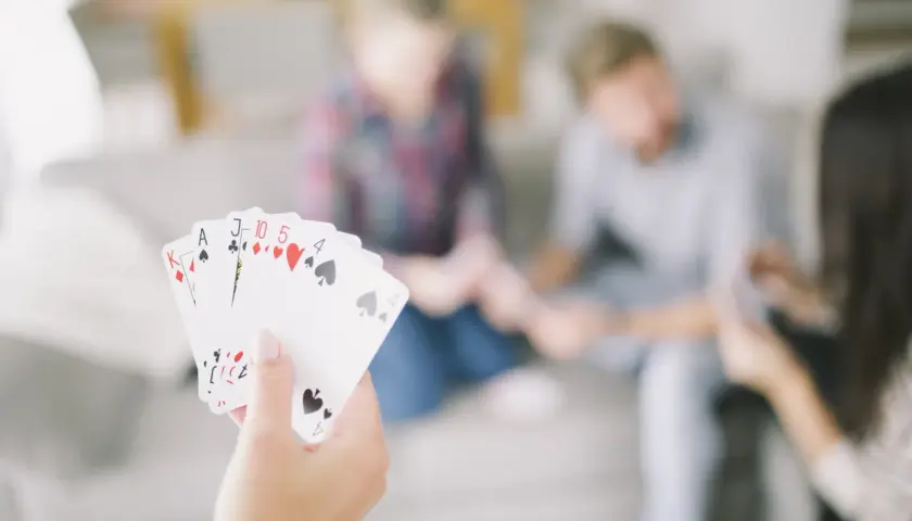Jak grać w popularną grę karcianą? Podstawy, triki i pierwsze strategie