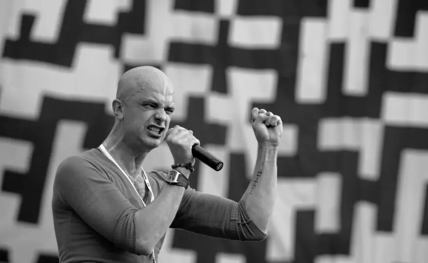 Łzy bez sensu nieważne - głęboka analiza tekstu i znaczenia piosenki