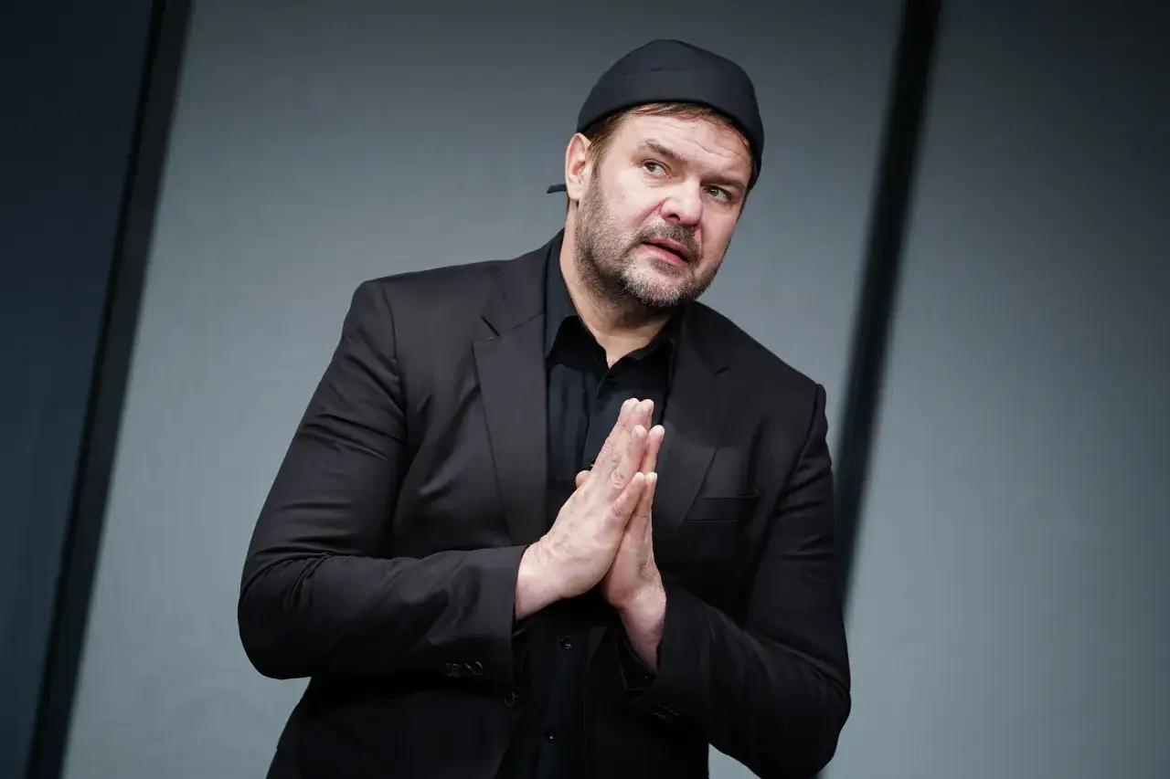 Zdjęcie Tomasz Karolak bez sensu – humorystyczny utwór, który zaskakuje wszystkich